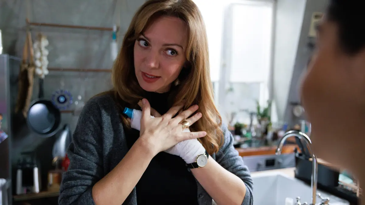 Esma (Özge Delioglan) bemerkt, dass Dana (Viola Wedekind, l.) ein Geheimnis mit sich rumträgt.