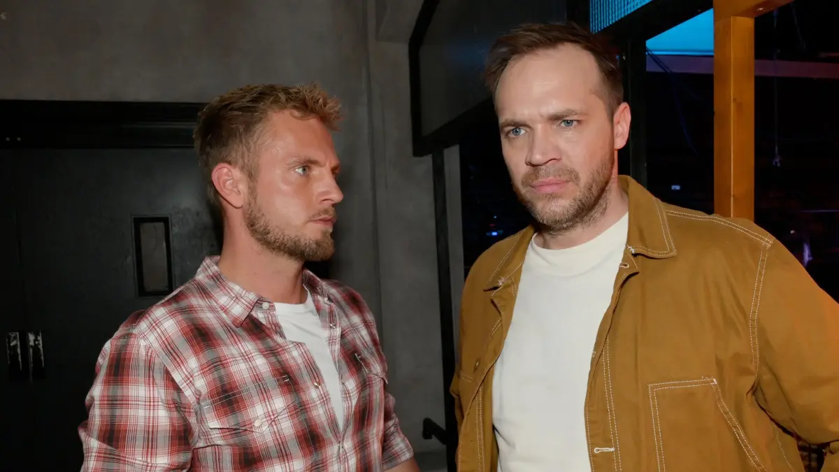 Paul (Niklas Osterloh, l.) erkennt, dass Erik (Patrick Heinrich) mit seinen Beziehungen völlig überfordert ist.