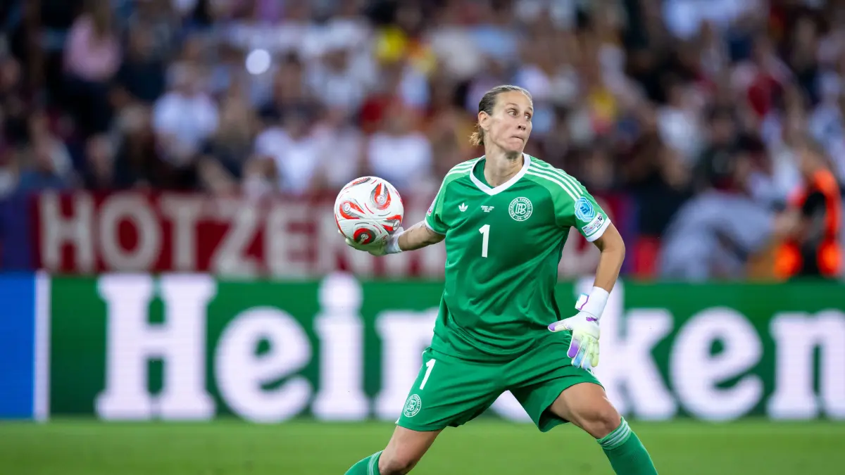 Ann-Kathrin Berger (Deutschland, #01) am Ball,
SUI, Deutschland vs Spanien, Fussball, UEFA Womens Euro 2025, Halbfinale, 23.07.2025
Foto: Eibner-Pressefoto/Michael Memmler