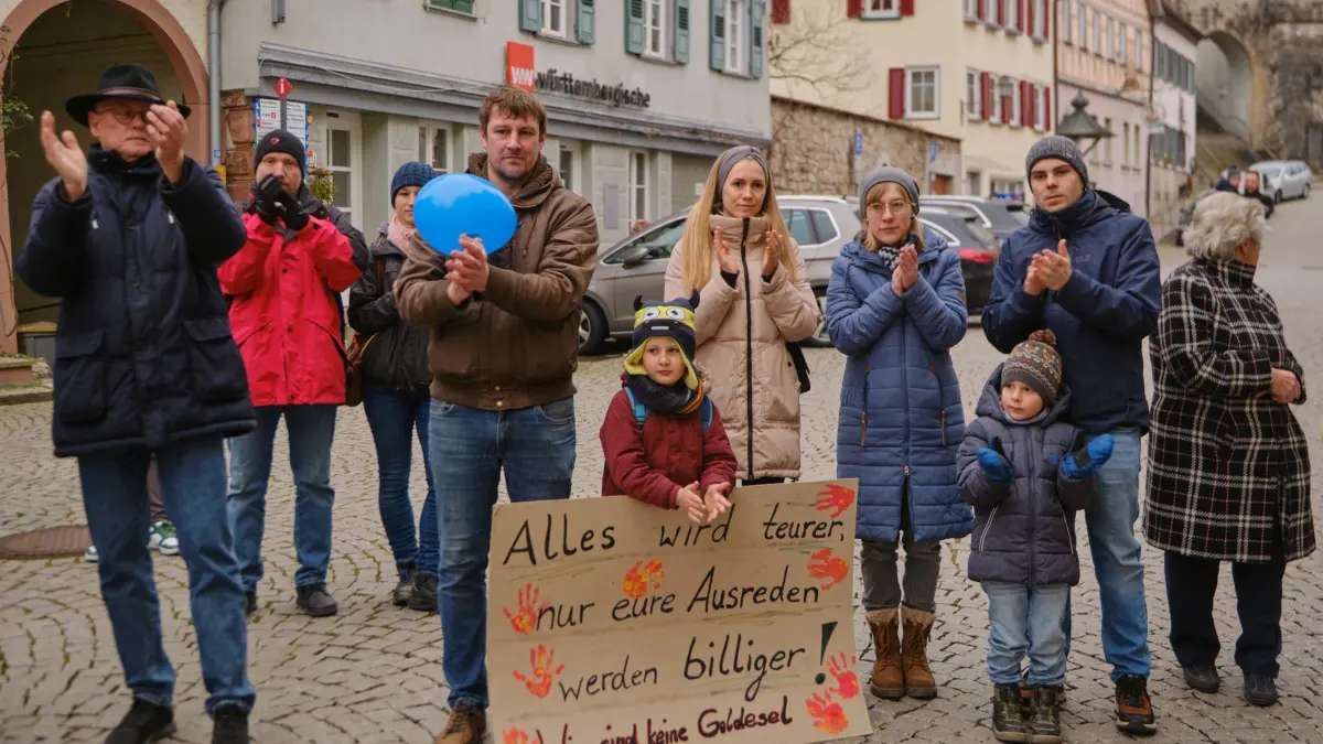 Am 23. Dezember 2025 protestierten die Eltern vor dem Horber Rathaus gegen die drastische Erhöhung der Kita-Gebühren. Jetzt ist die Online-Petition gestartet.