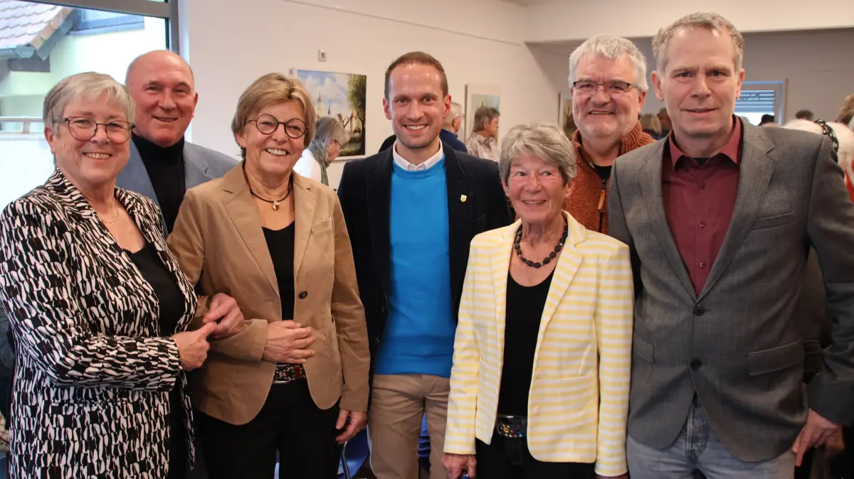 Freude am Eröffnungstag des "Treffpunkt." vom Stadtseniorenrat Crailsheim (von links): Gerlinde Frey (stellvertretende Vorsitzende), Rudolf Hesselmeier (stellvertretender Vorsitzender Kreisseniorenrat Schäbisch Hall), Elke Bechtel (Vorsitzende), Oberbürgermeister Dr. Christoph Grimmer, Gerlinde Litak (stellvertretende Vorsitzende), Martin Keller-Combé (Seniorenbüro des Landkreises) und Martin Dilger (Leiter der Volkshochschule).
