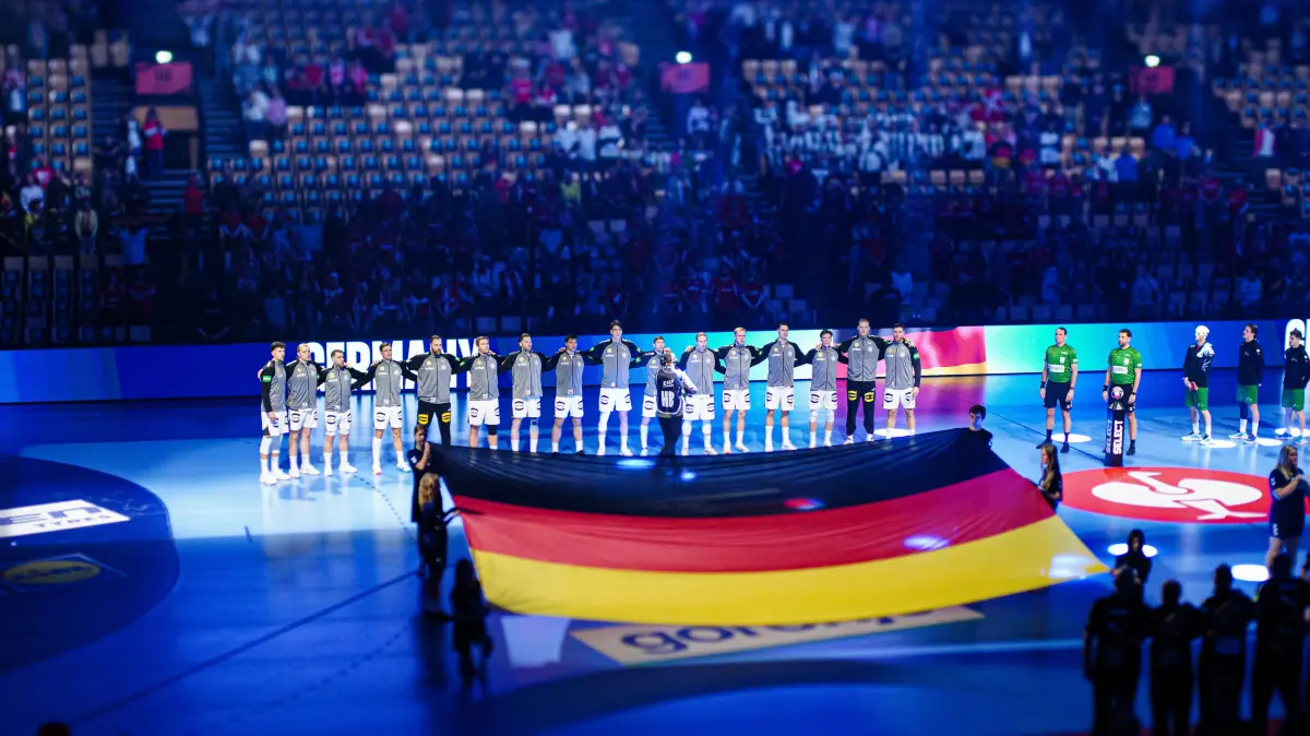 DEN, Deutschland vs. Portugal, Handball, EHF Europameisterschaft 2026, Hauptrunde, Spieltag 1, 22.01.2026: Deutschland bei Nationalhymne
DEN, Deutschland vs. Portugal, Handball, EHF Europameisterschaft 2026, Hauptrunde, Spieltag 1, 22.01.2026
Foto: Eibner-Pressefoto/Marcel von Fehrn