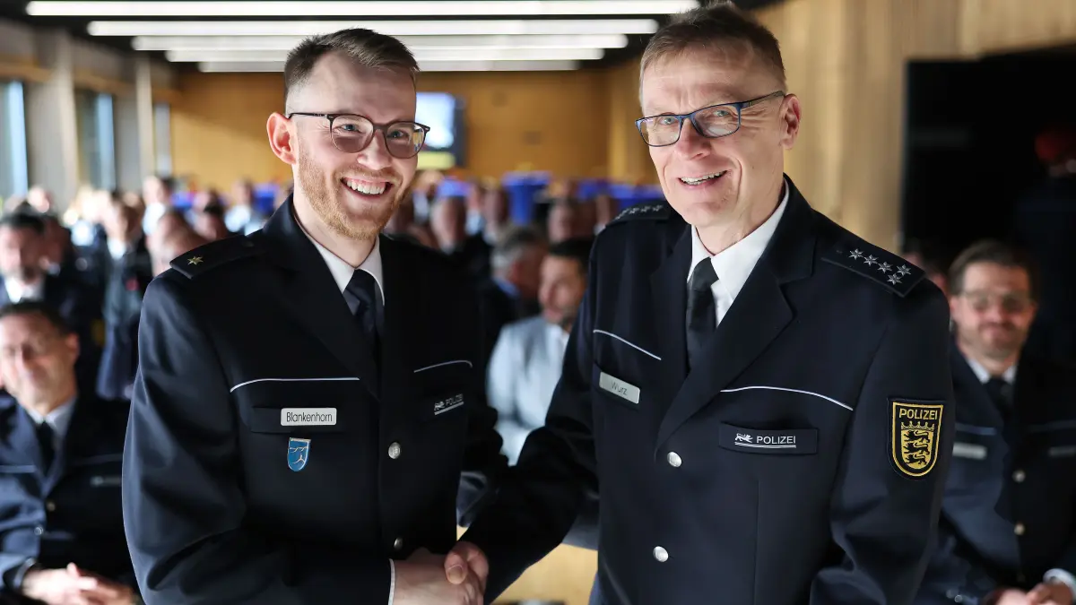 Timo Blankenhorn (links) wird neuer Metzinger Revierleiter, Martin Wurz, sein Vorgänger im Amt, geht in den Ruhestand.