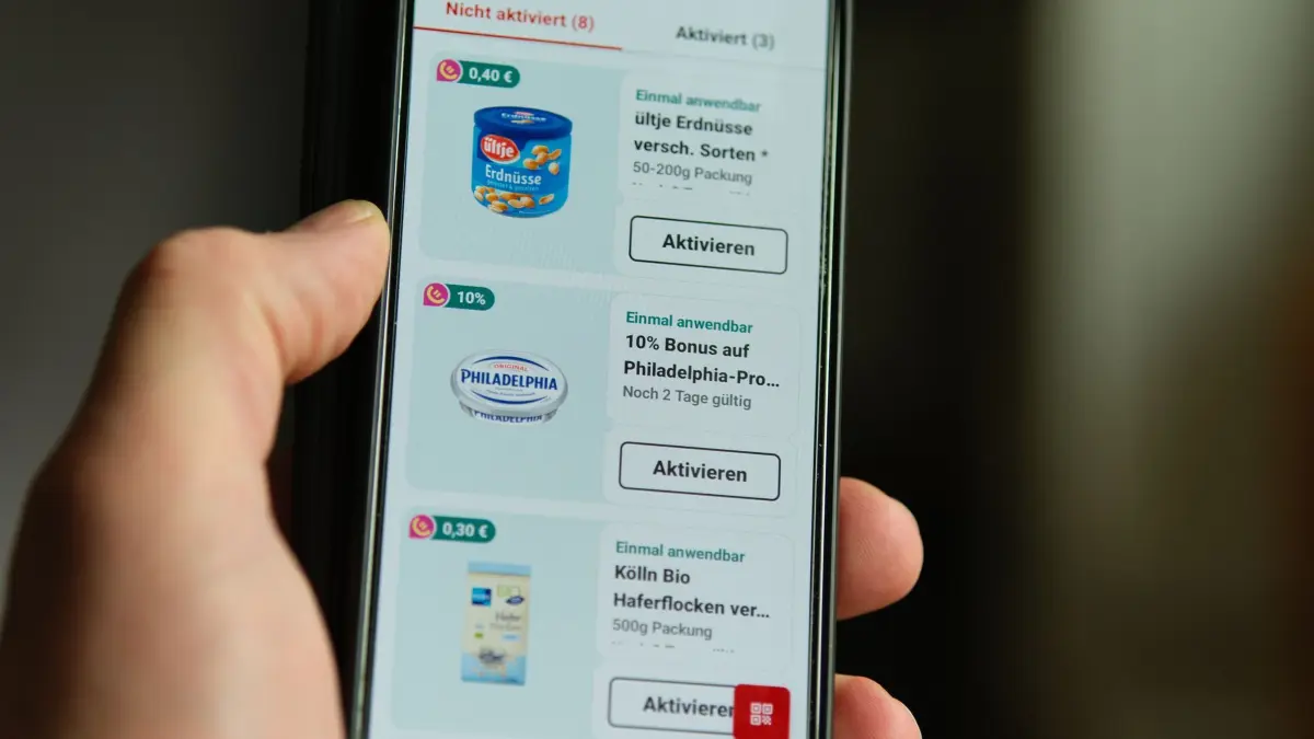 Rewe-App: ILLUSTRATION - 27.02.2025, Berlin: Auf dem Bildschirm eines Smartphones ist die Rewe-App mit dem Bonus-Bereich geöffnet. (zu dpa: «Wocheneinkauf per Klick - Lieferungen immer beliebter») Foto: Georg Hilgemann/dpa +++ dpa-Bildfunk +++