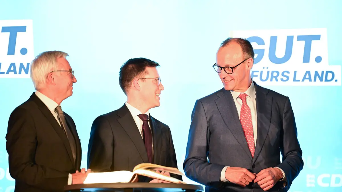 16.01.2026, Baden-Württemberg, Bad Rappenau: Thomas Strobl (l-r, CDU), Innenminister von Baden-Württemberg, Manuel Hagel, Landesvorsitzender der CDU Baden-Württemberg und Spitzenkandidat für die Landtagswahl in Baden-Württemberg 2026 und Bundeskanzler Friedrich Merz (CDU), stehen bei einer Wahlkampfveranstaltung für die Landtagswahl in Baden-Württemberg gemeinsam auf der Bühne. Foto: Bernd Weißbrod/dpa +++ dpa-Bildfunk +++
