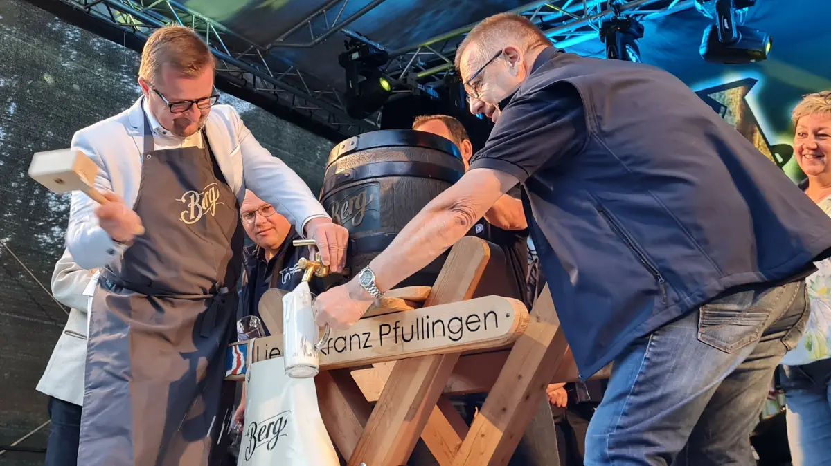 Fassanstich beim Schlösslesparkfest. Pfullingen bietet auch 2026 wieder Kultur-, Kulinarik-, Sport- und Unterhaltungsveranstaltungen an. Bürgerinnen und Bürger dürfen sich über einen vollen Terminkalender freuen.