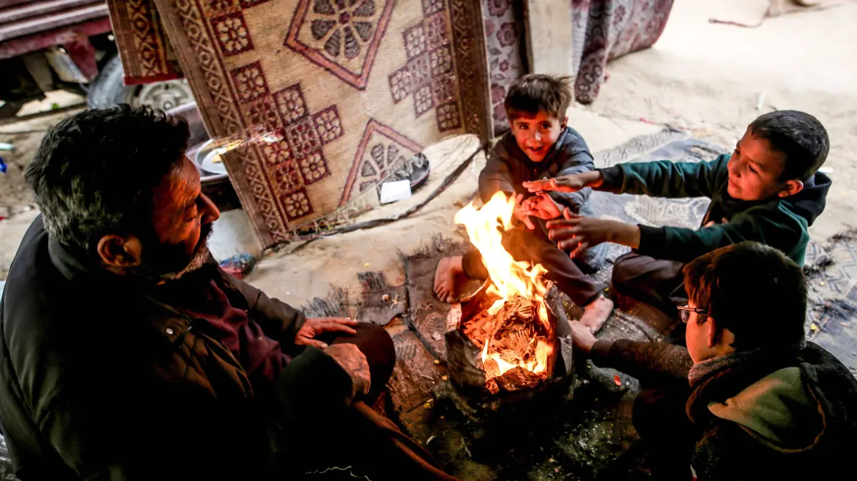 Daily life continues under harsh conditions in Jabalia Refugee Camp, Gaza: Daily life continues under harsh conditions in Jabalia Refugee Camp, Gaza GAZA CITY, GAZA JANUARY 22: Palestinians gather around a fire to warm themselves as they struggle to survive amid the ruins of the Jabalia Refugee Camp in the northern Gaza Strip, where widespread destruction has left residents facing severe shortages of water, restricted movement and ongoing insecurity on January 22, 2026. Saeed M. M. T. Jaras / Anadolu Gaza City Gaza. Editorial use only. Please get in touch for any other usage. PUBLICATIONxNOTxINxTURxUSAxCANxUKxJPNxITAxFRAxAUSxESPxBELxKORxRSAxHKGxNZL Copyright: x2026xAnadoluxSaeedxM.xM.xT.xJarasx