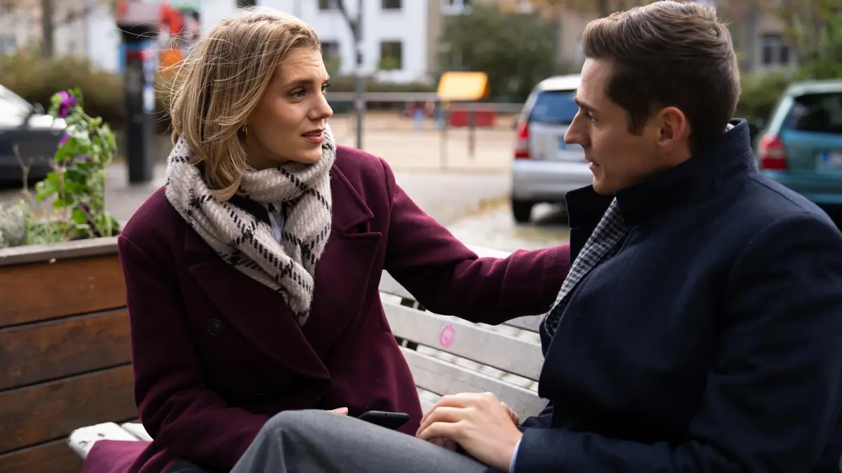 Stella (Bettine Langehein) bittet in ihrer Verzweiflung Ringo (Timothy Boldt) um Hilfe.