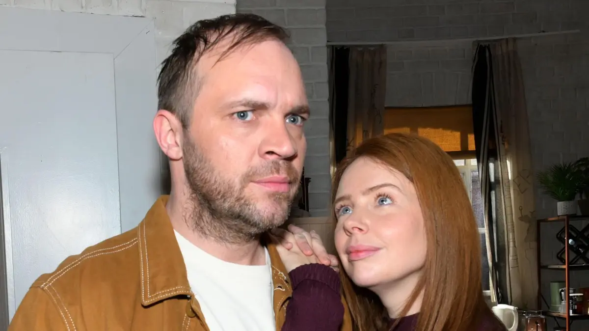 Toni (Olivia Marei) merkt nichts von Eriks (Patrick Heinrich) Betrug.