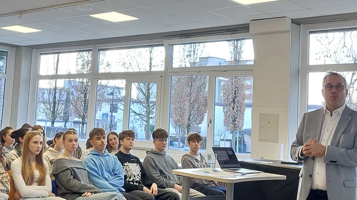 Oliver Marzian hält einen Vortrag am Erich-Kästner-Gymnasium.