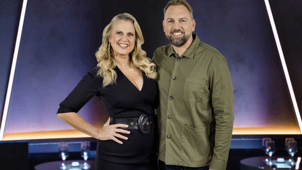 NORDDEUTSCHER RUNDFUNK
NDR Talk Show - Barbara Schöneberger & Steven Gätjen
Barbara Schöneberger und Steven Gätjen.
© NDR/Thomas Kierok, honorarfrei - Verwendung gemäß der AGB im engen inhaltlichen, redaktionellen Zusammenhang mit genannter NDR-Sendung und bei Nennung "Bild: NDR/Thomas Kierok" (S2+). NDR Presse und Information/Fotoredaktion, Tel: 040/4156-2333 oder -2305, pressefoto@ndr.de