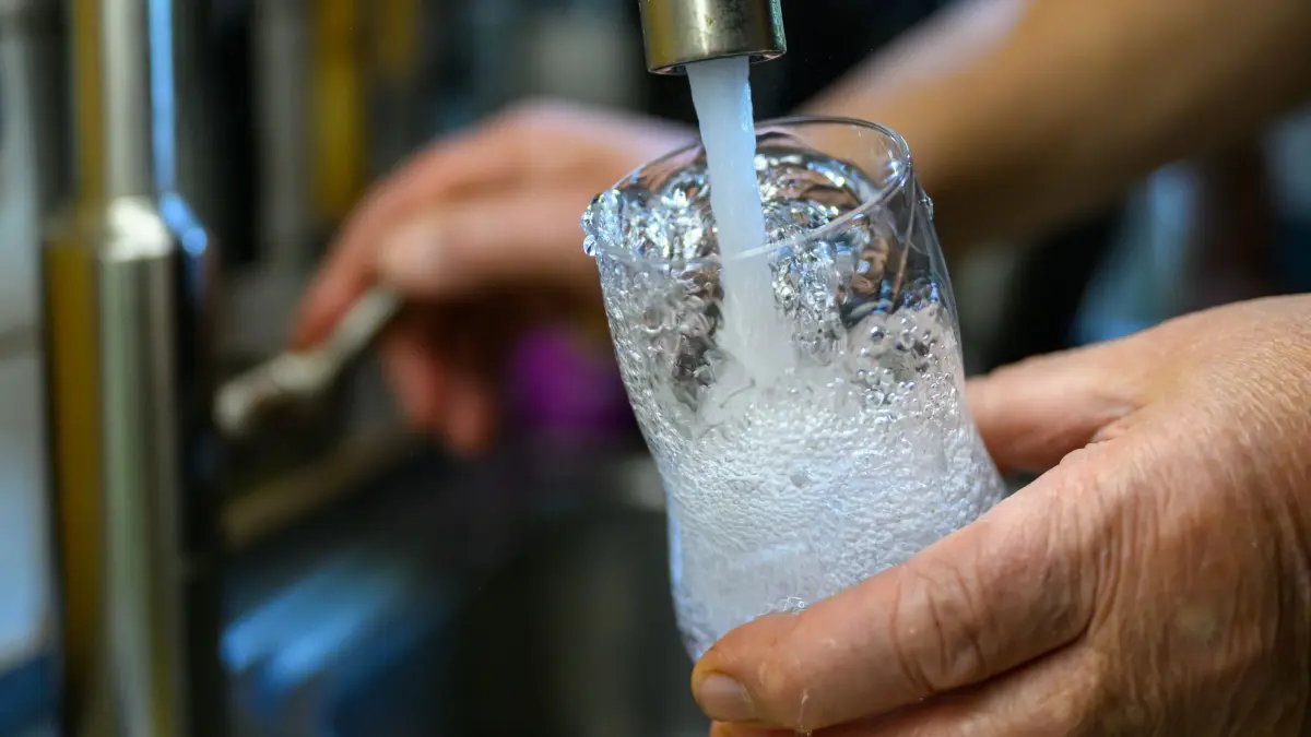 Trinkwasserversorgung: PRODUKTION - 24.07.2025, Sachsen, Chemnitz: Trinkwasser aus dem Wasserhahn (zu dpa: «Leitungswasser in Zweibrücken wieder trinkbar») Foto: Hendrik Schmidt/dpa +++ dpa-Bildfunk +++