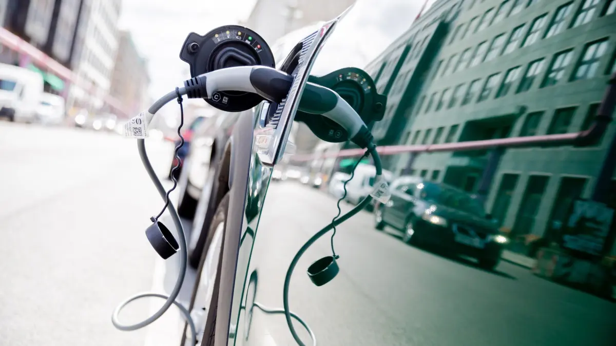 Elektromobilität: ARCHIV - 16.04.2021, Berlin: Ein Auto mit Plug-in-Hybrid-Antrieb lädt in Berlin-Mitte an einer Ladesäule. (Archivbild) (zu dpa: «Genaue Förderbedingungen für Hybrid-Autos noch unklar») Foto: Christoph Soeder/dpa +++ dpa-Bildfunk +++