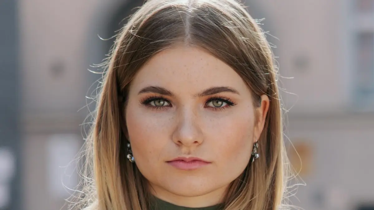 Johanna (Charlott Reschke) wird Berlin im Sommer verlassen und vorübergehend ins Ausland reisen.