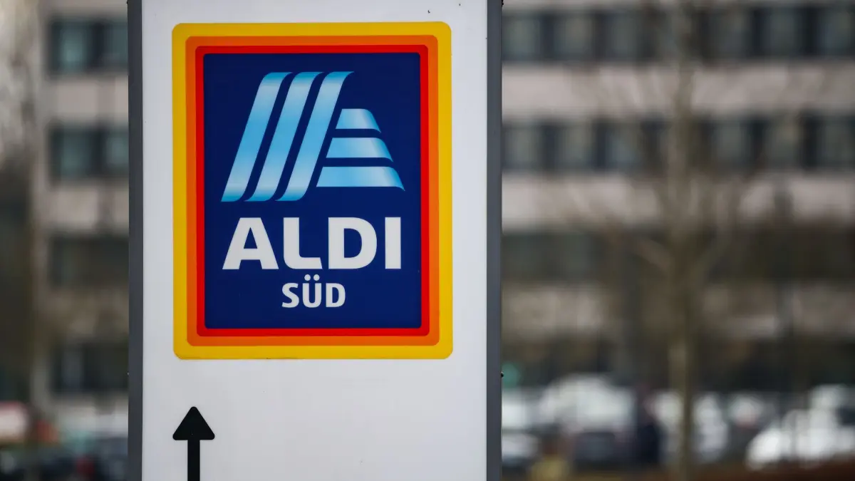 Aldi Süd streicht Hunderte Stellen in Deutschlandzentrale: 23.01.2026, Mülheim an der Ruhr: Ein Firmenschild steht an der Einfahrt zur Deutschlandzentrale von Aldi Süd in Mülheim an der Ruhr. In der Deutschlandzentrale von Aldi Süd fallen in den nächsten Jahren mehrere Hundert Stellen weg, bestätigte das Unternehmen. Eine konkrete Zahl wurde auf Nachfrage nicht genannt. Foto: Christoph Reichwein/dpa +++ dpa-Bildfunk +++