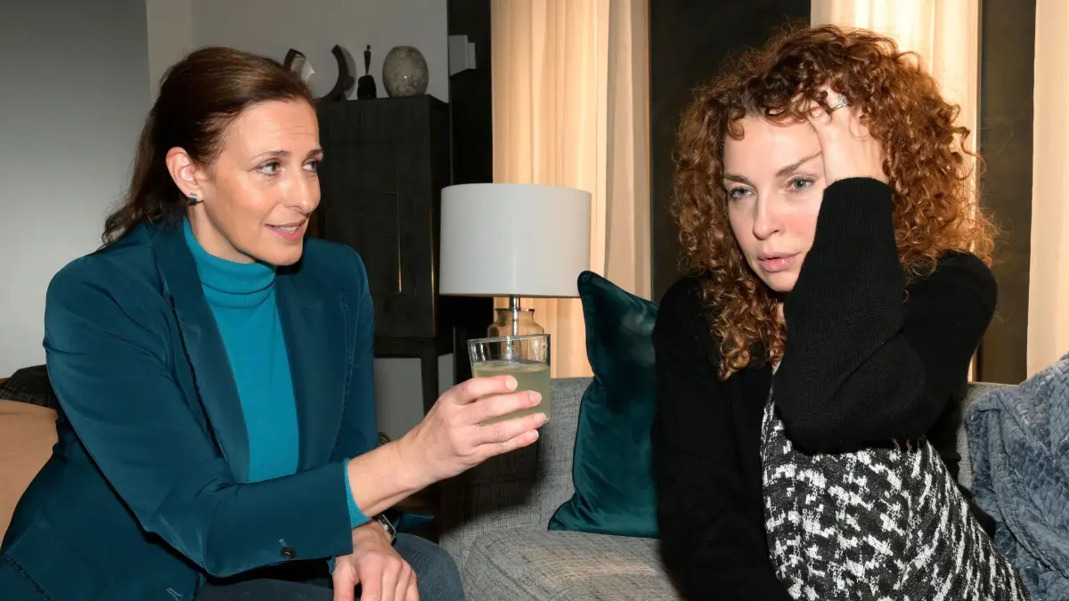 Katrin (Ulrike Frank) gerät mit Nina (Maria Wedig) aneinander, die ihren Frust mit Alkohol betäubt hat.