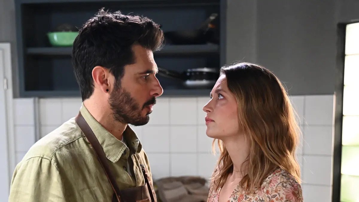 Nathalie (Amrei Haardt) ist von Matteos (Riccardo Angelini) plötzlichem Rückzieher enttäuscht.