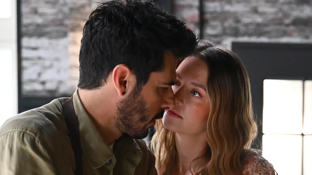 Matteo und Nathalie küssen sich.