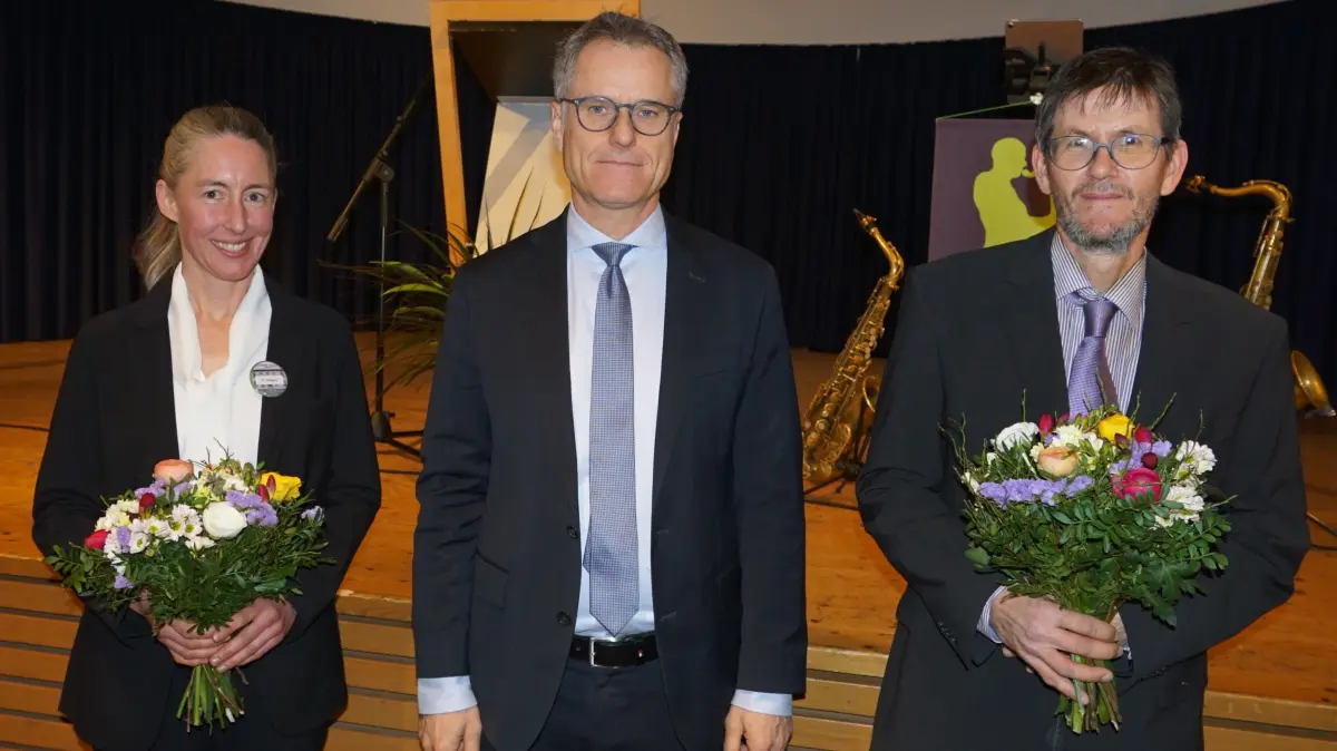 Andreas Holzwarth, Präsident des Landgerichts Tübingen (Mitte) mit dem ehemaligen Direktor des Amtsgerichts Münsingen Joachim Stahl und seiner Nachfolgerin Katja Rieger.