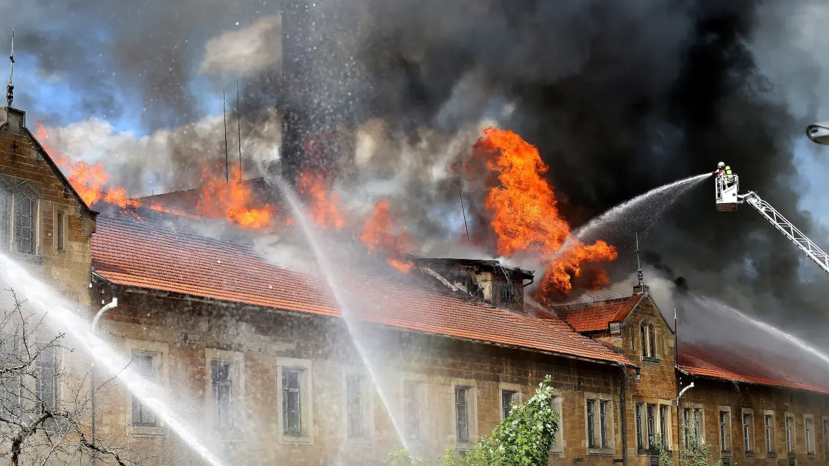 Dettingen, Uniplast-Areal in Flammen, Brand, Fabrikstraße: Das historische Uniplast-Areal verwüstet durch einen Brand
