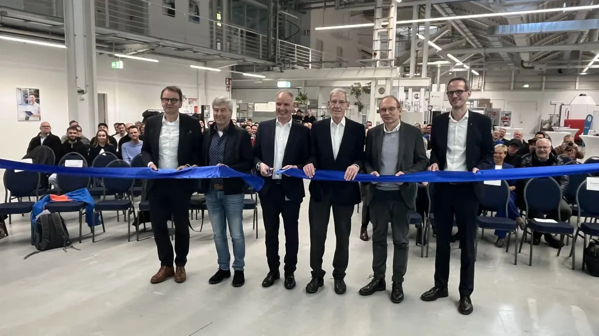 Offizielle Einweihung: Johannes-Thomas Grobe (Geschäftsführer Pharma), Volker Freisinger (Leiter Fertigung), Heiko Funk (Geschäftsführer Materials Management), Hans Bühler (Chairman), Stefan König (Geschäftsführer Optima-Gruppe) und Peter Klink (Erster Bürgermeister) eröffnen den umgebauten Standort.