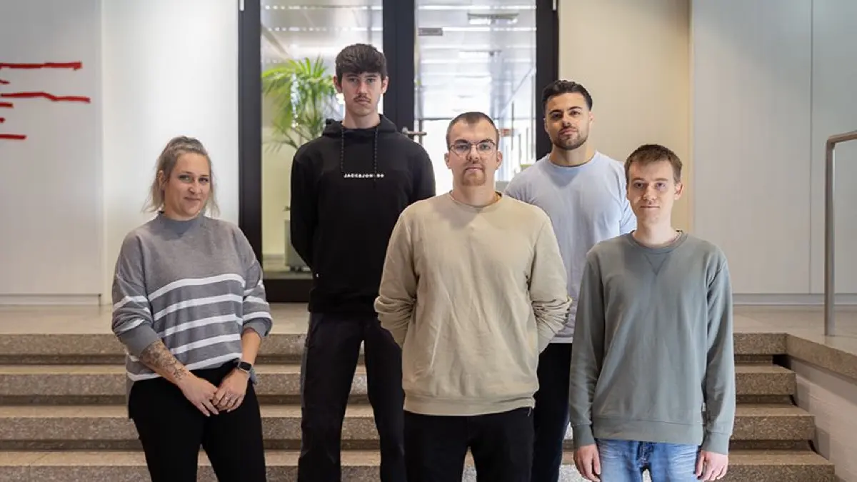 Die übernommenen Azubis, von links: Stefanie Tissen, 1. Lehrjahr Industriekauffrau, Justin Pfaff, 3. Lehrjahr Industriemechaniker, Alexander Schön, 2. Lehrjahr Industriemechaniker, Nico Siciliano, 3. Lehrjahr Industriemechaniker, Paul Gscheidle, 3. Lehrjahr Industriemechaniker.