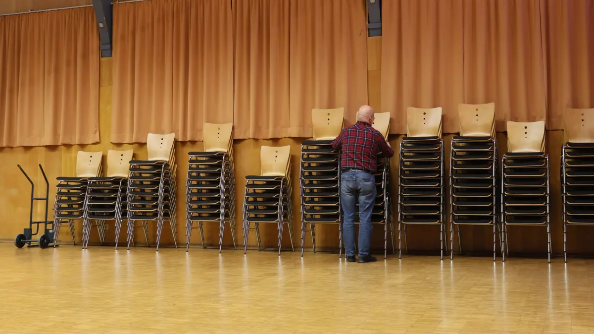 Aufräumen, bevor der Bürgerdialog der AfD begonnen hat: Nur rund 50 Leute sind in die Kemmlerhalle gekommen.