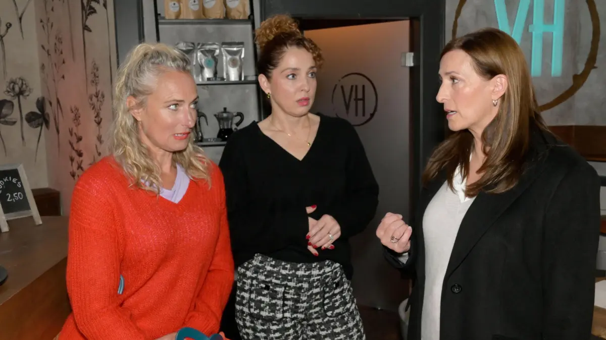 Nina (Maria Wedig, M.) gibt vor Maren (Eva Mona Rodekirchen) und Katrin (Ulrike Frank) alles zu.