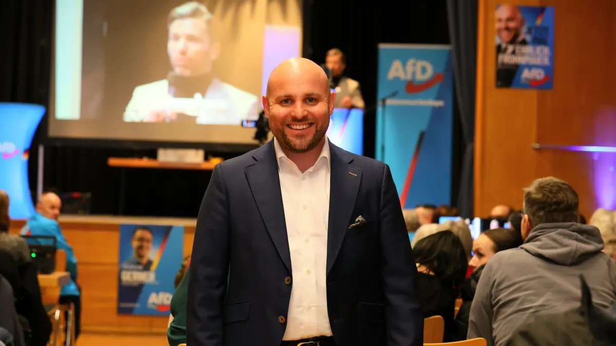 Markus Frohnmaier beim Bürgerdialog in der Betzinger Kemmlerhalle.