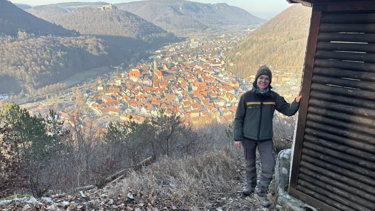 Jana Schumacher betreut das Forstrevier Bad Urach. Die vielen steilen Hänge im Stadtwald sind eine Herausforderung für die Forstwirtschaft, aber von der Michels-Kapelle hat sie einen tollen Ausblick auf Bad Urach.
