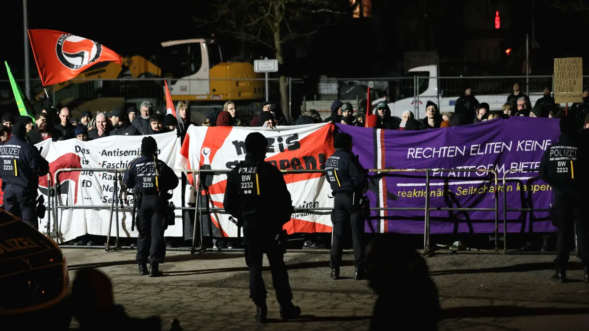 Demonstration gegen den Bürgerdialog der AfD in der Betzinger Kemmlerhalle.
