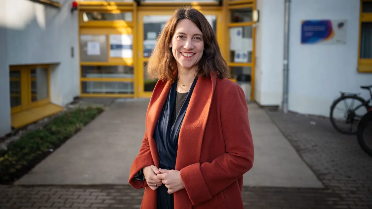 Dorothea Kliche-Behnke, SPD-Kandidatin Landtagswahl Baden-Württemberg 2026, hier vor der Kinder- und Jugendpsychiatrie