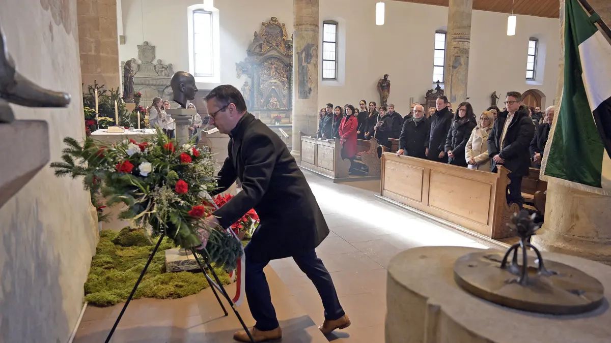Rottenburgs OB Stephan Neher legt am Eugen-Bolz-Gedenktag, 23. 1. 2025, einen Kranz in der St. Morizkirche nieder.