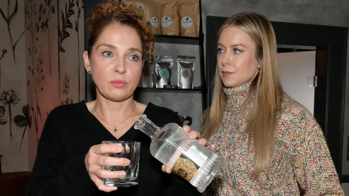 Jessica (Nina Ensmann, r.) spürt, dass ihre Schwester Nina (Maria Wedig) in einer tiefen Krise steckt.