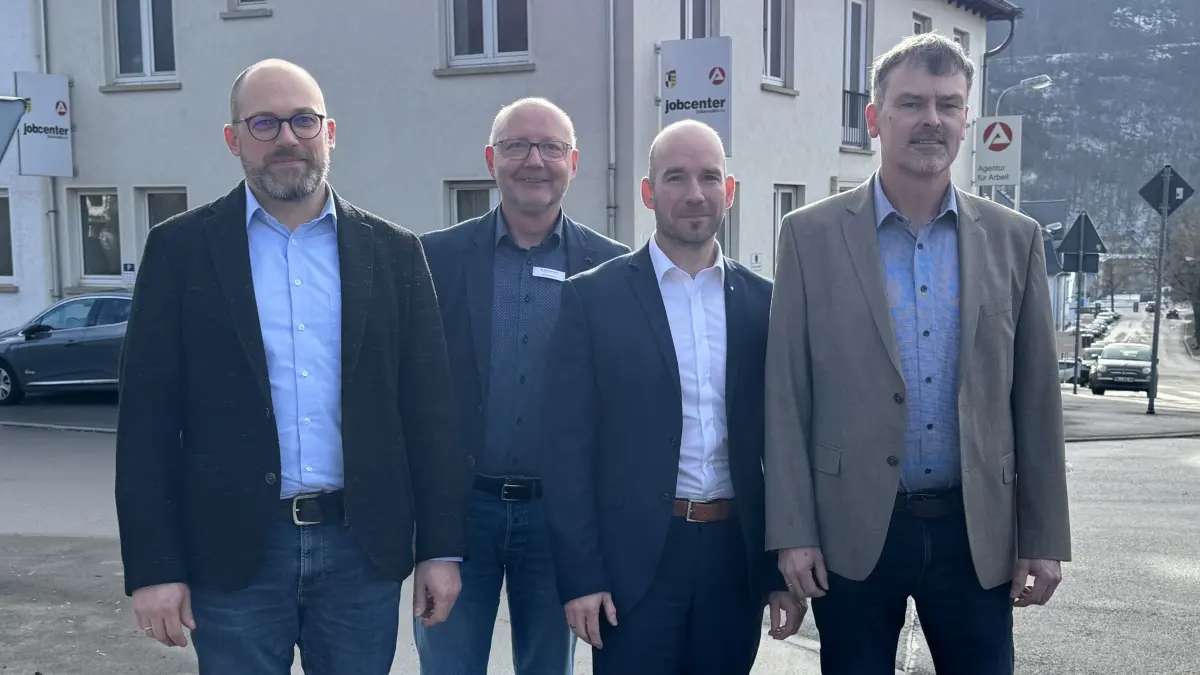 Der Geschäftsführer des Jobcenters Landkreis Sigmaringen, Matthias Frank, Pressesprecher Rolf Gehring, der Vorsitzende der Geschäftsführung, Markus Nill, und der Geschäftsführer des Jobcenters Zollernalbkreis Jörg Würfel (von links) vor der Agentur für Arbeit Albstadt.
