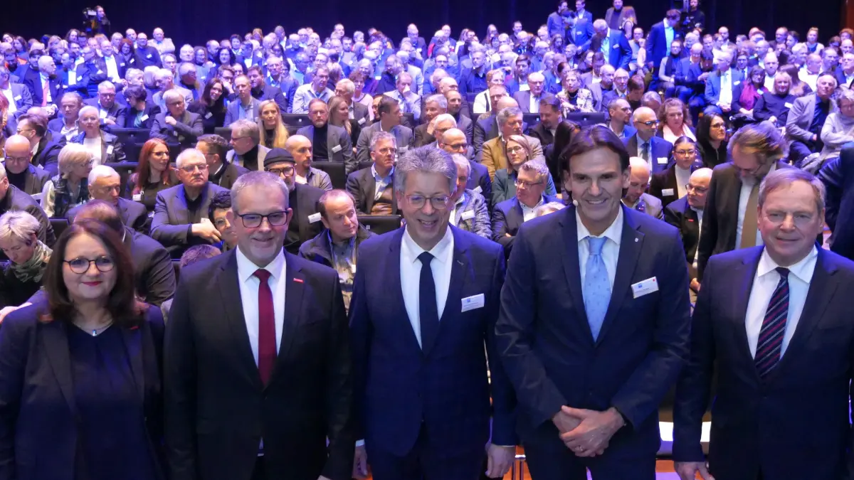 Christiane Nowottny, Hauptgeschäftsführerin der Handwerkskammer, Alexander Wälde, Präsident der Handwerkskammer, IHK-Präsident Johannes Schwörer, LKA-Präsident Andreas Stenger, Landeswirtschaftsministerin Nicole Hoffmeister-Kraut und IHK-Hauptgeschäftsführer Wolfgang Epp.