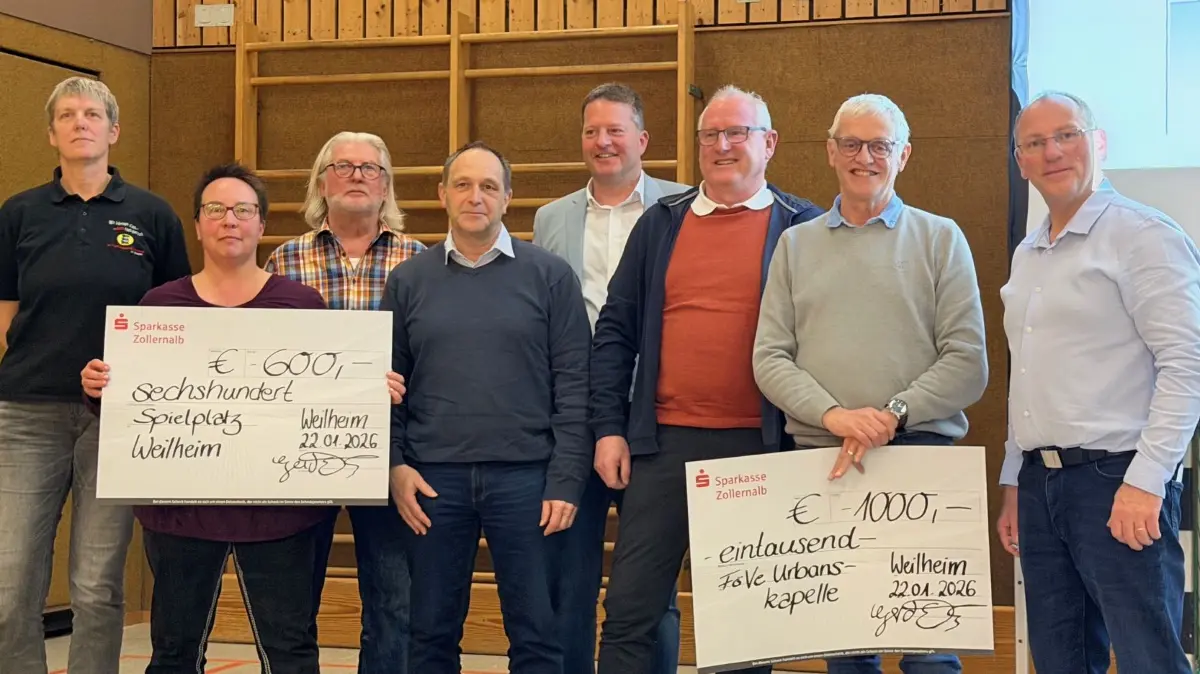 Einnahmen, die bei den Feierlichkeiten zum Ortsjubiläum des Teilorts Weilheim zusammengekommen sind, hat das Organisationsteam beim Neujahrs-Bürgerempfang für den Spielplatz und den Förderverein Urbanskapelle gespendet, von links: Bea Stauss (Orga-Team), Viviane Kopf (stellvertretende Ortsvorsteherin), Karl Hezel (Orga-Team), Artur Beck (Orga-Team), Bürgermeister Philipp Hahn, Wolfgang Stauß (Orga-Team), Josef Wolf (Vorsitzender des Fördervereins) und Weilheims Ortsvorsteher Gerd Eberwein.
