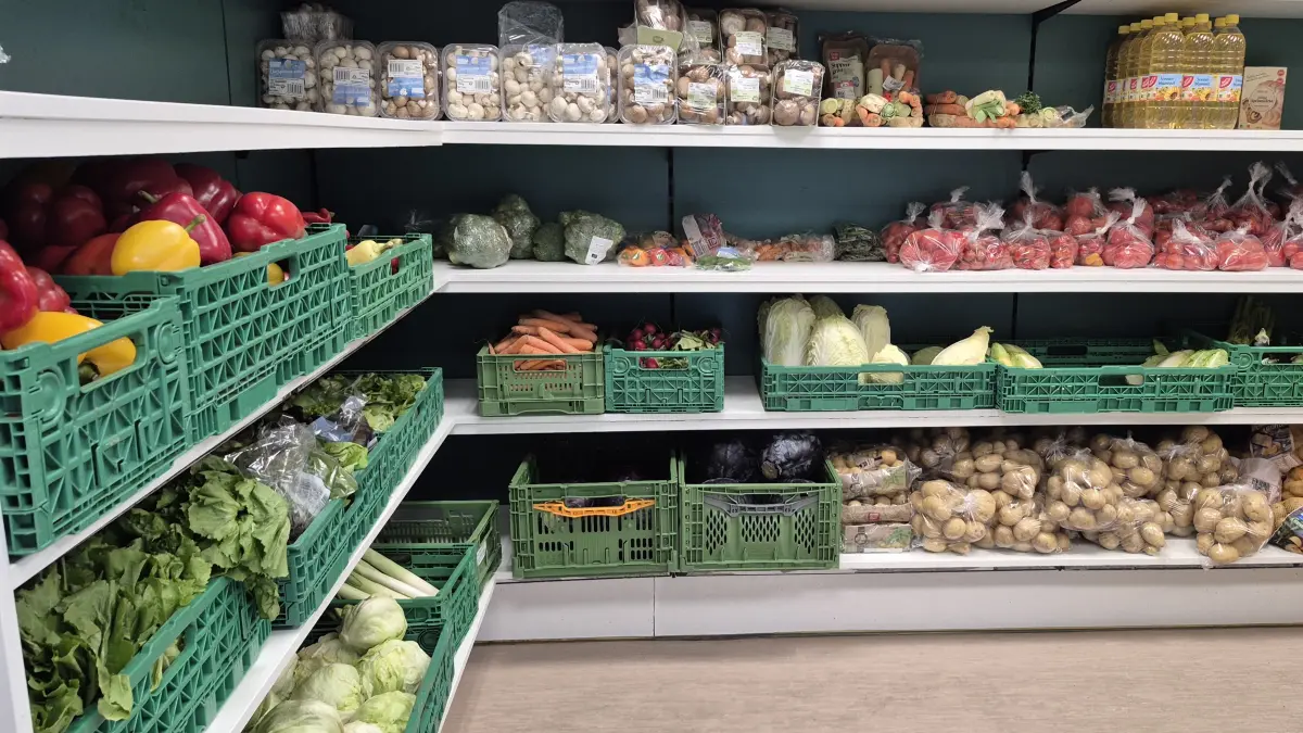 Frisches Gemüse gibt es im Uracher Tafelladen meistens genügend. Haltbare Lebensmittel sind nicht selten Mangelware, weshalb sich das Tafel-Team jederzeit über Spenden freut.