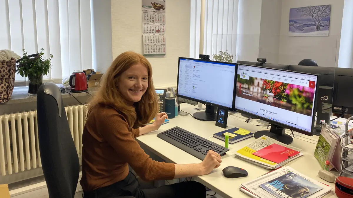 Am Arbeitsplatz: Jana Hahn, 23, leitet das Tourismusbüro in Schelklingen.