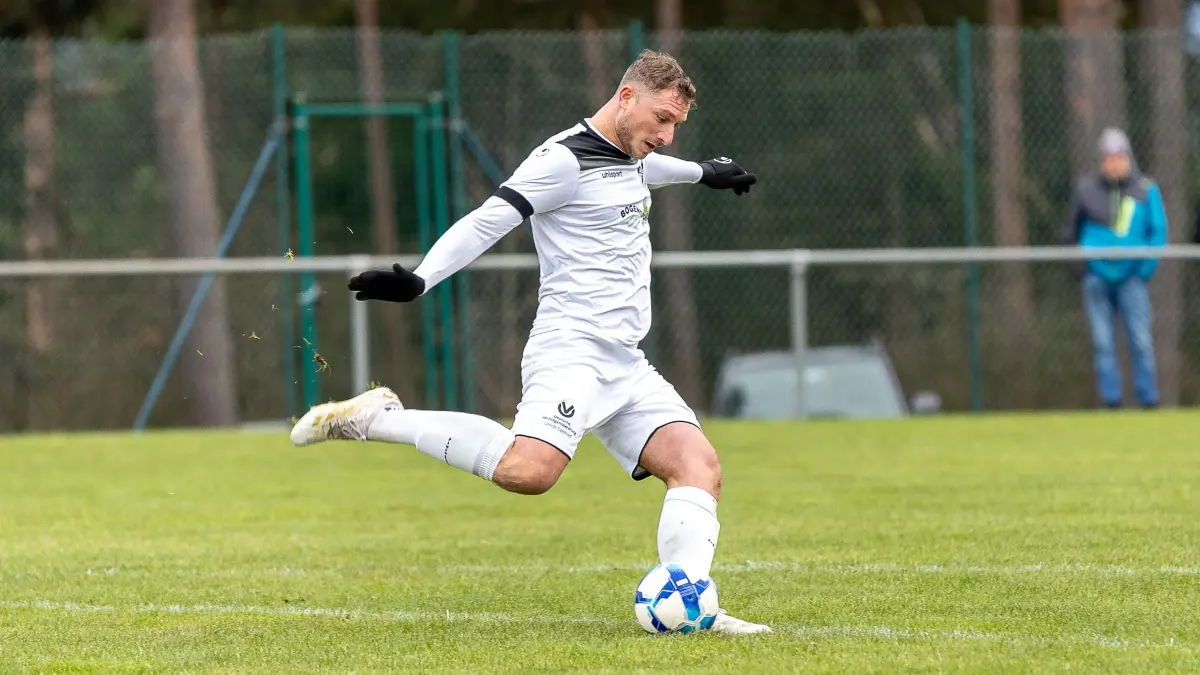 Kevin Schneider (FC Grosselfingen, #34)
FC Grosselfingen vs. TSV Benzingen, Fussball, Bezirksiga Staffel 1, 12. Spieltag, Saison 2024/2025, 08.12.2024
Foto: Eibner-Pressefoto/Nina Sander