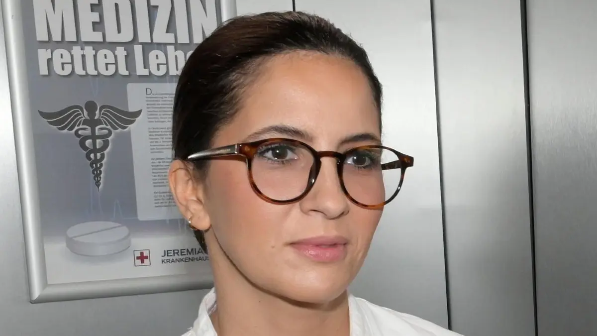 Laura (Chryssanthi Kavazi, l.) ist kalt erwischt, als sie bei ihren Nachforschungen im Krankenhaus plötzlich von Yvonne (Gisa Zach) erwischt wird.
