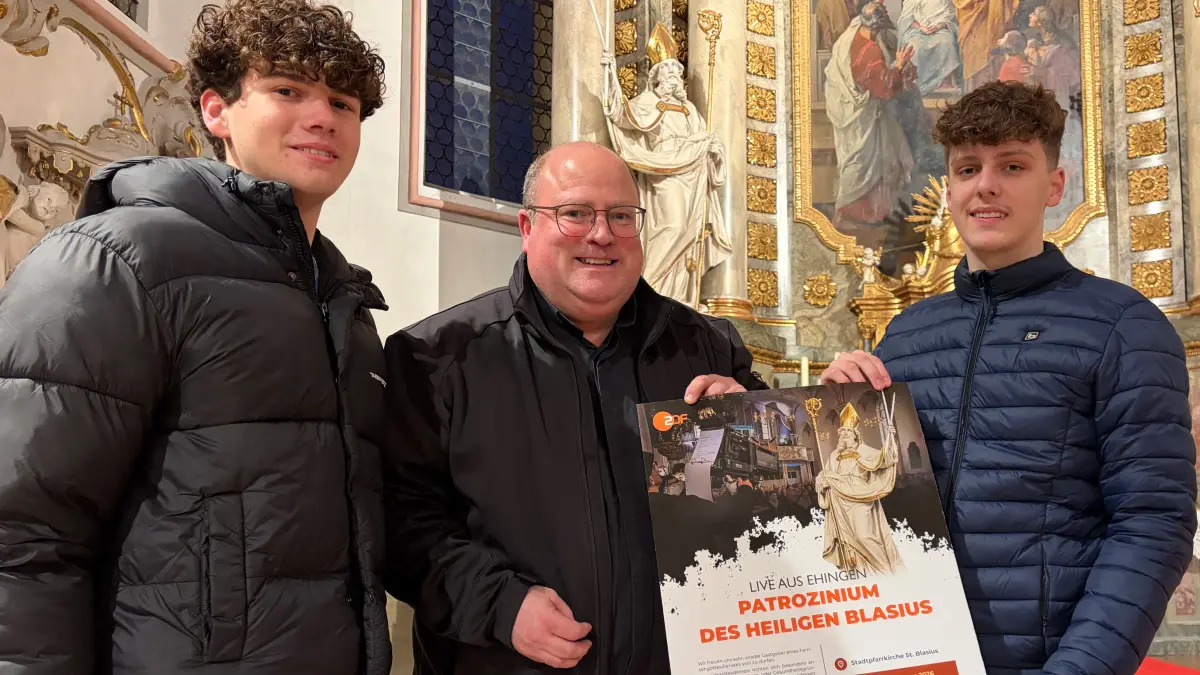 Oberministrant Paul Napholcz (links), Pfarrer Harald Gehrig, Jonathan Sgraja.