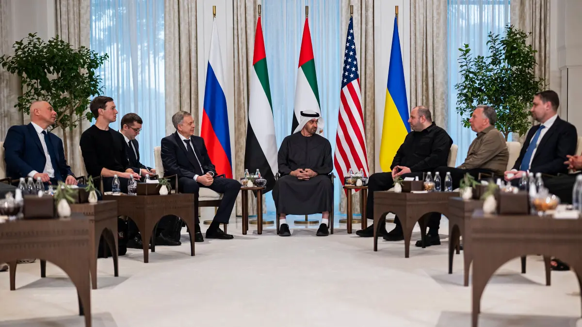 This handout photograph taken and released by the UAE Presidential Court on January 23, 2026 shows UAE President Sheikh Mohamed bin Zayed al-Nahyan (C) speaking with the heads of delegations participating in the UAE-hosted trilateral talks between the US, Russia and Ukraine, at the Al Shati Palace in Abu Dhabi. Three-way talks between Russia, Ukraine and the US opened in Abu Dhabi, the UAE said on January 23, as Moscow said it was not dropping its demand that Kyiv pull out of its eastern Donbas region. (Photo by UAE PRESIDENTIAL COURT / AFP) / RESTRICTED TO EDITORIAL USE - MANDATORY CREDIT "AFP PHOTO/UAE Presidential Court" - HANDOUT - NO MARKETING NO ADVERTISING CAMPAIGNS - DISTRIBUTED AS A SERVICE TO CLIENTS