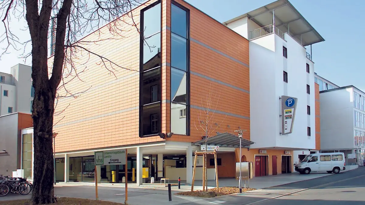 Das Parkaus Loretto. Der obere Teil ist stillgelegt udn soll abgerissen werden. Den unteren, konventionellen Teil, nutzt die Lorettoklinik.: Das Parkaus Loretto. Der obere Teil ist stillgelegt udn soll abgerissen werden. Den unteren, konventionellen Teil, nutzt die Lorettoklinik.