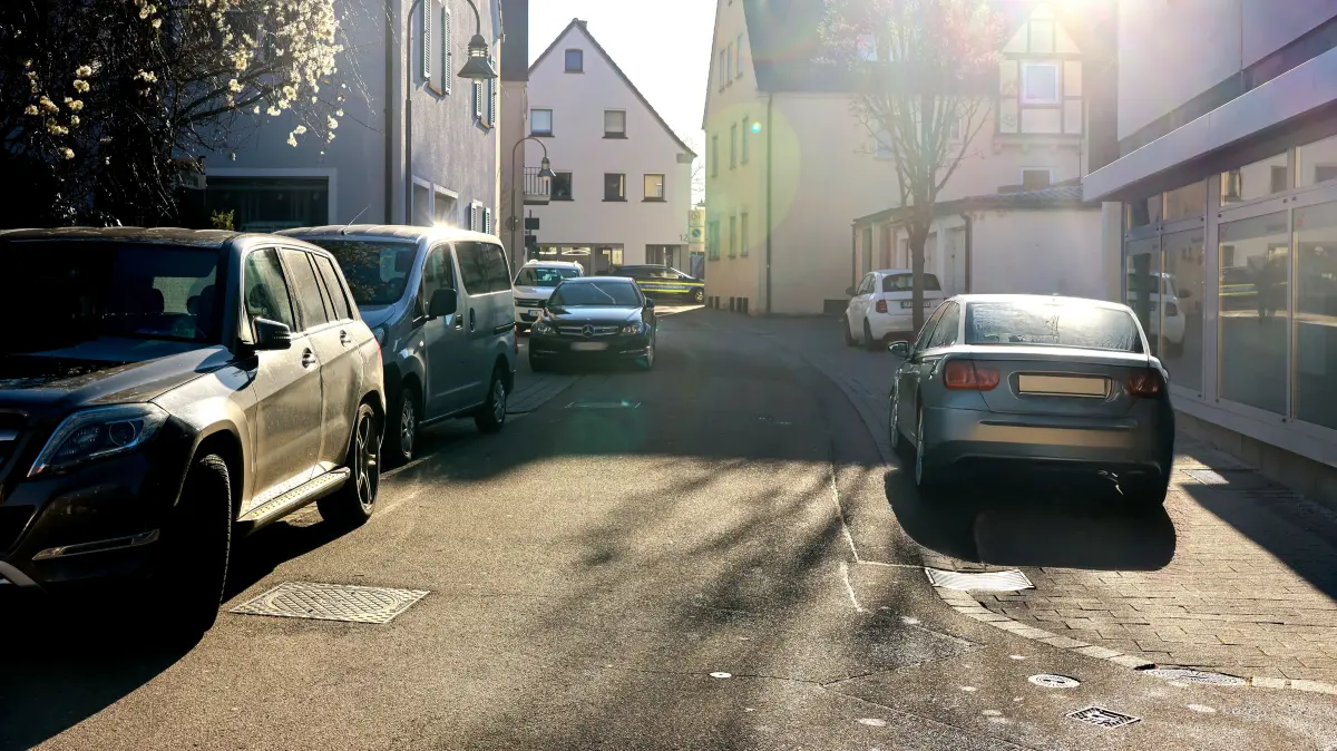 Falsch abgestellte Fahrzeuge in engen Straßen können die Sicht behindern, Verkehrswege blockieren und im Ernstfall Einsatzkräfte aufhalten.