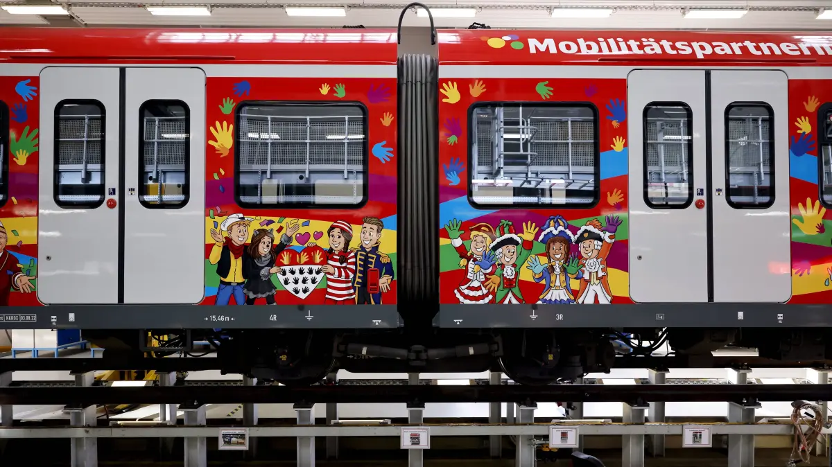 Vorstellung des DB Karnevalssonderzug 2026: Zeichnungen von Karnevalisten zu sehen bei der Präsentation des Karnevalssonderzuges der S-Bahn Köln zur Session 2026 mit dem Kölner Dreigestirn im S-Bahn-Werk Köln Nippes. Köln, 23.01.2026 NRW Deutschland *** Drawings by carnivalists on display at the presentation of the S Bahn Cologne special carnival train for the 2026 session with the Cologne triumvirate at the S Bahn plant in Cologne Nippes Cologne, 23 01 2026 NRW Germany Copyright: xChristophxHardtx