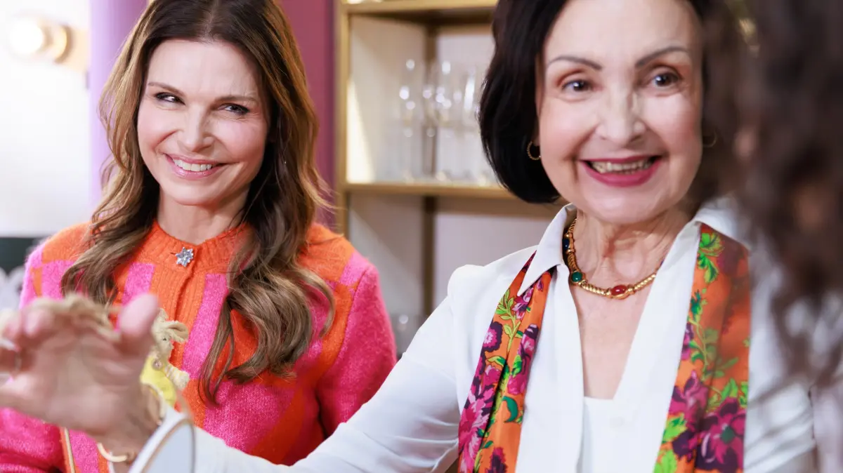 Britta (Tabea Heynig, l.) tut sich mit der Pflege ihrer Mutter Jutta (Ewa Teilmans) schwer. Rechts Naomi (Nadine Menz)