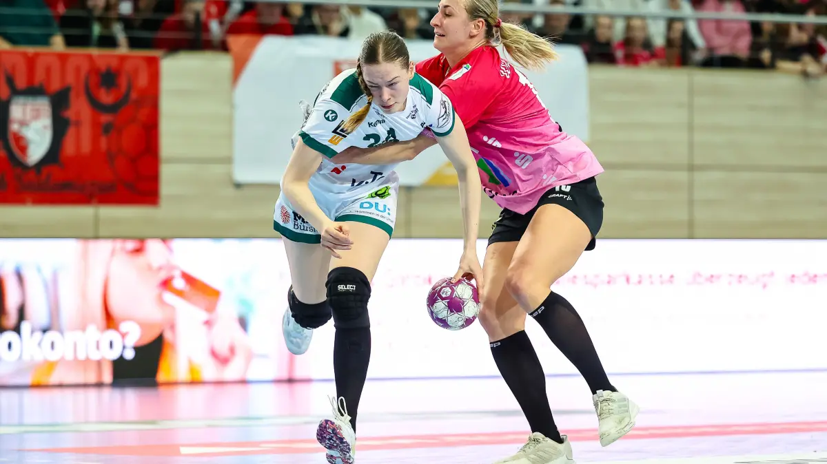 SV Union Halle-Neustadt vs. FRISCH AUF Goeppingen, Handball, 1. Alsco Handball Bundesliga Frauen, 14. Spieltag, Saison 2025/2026, 24.01.2026: Luisa Scherer (FRSICH AUF Goeppingen, #24) am Ball, Zweikampf, Duell, Kampf gegen Lea Gruber (SV Union Halle-Neustadt, #19),
SV Union Halle-Neustadt vs. FRISCH AUF Goeppingen, Handball, 1. Alsco Handball Bundesliga Frauen, 14. Spieltag, Saison 2025/2026, 24.01.2026,
Foto: Eibner-Pressefoto/Laura Roemer