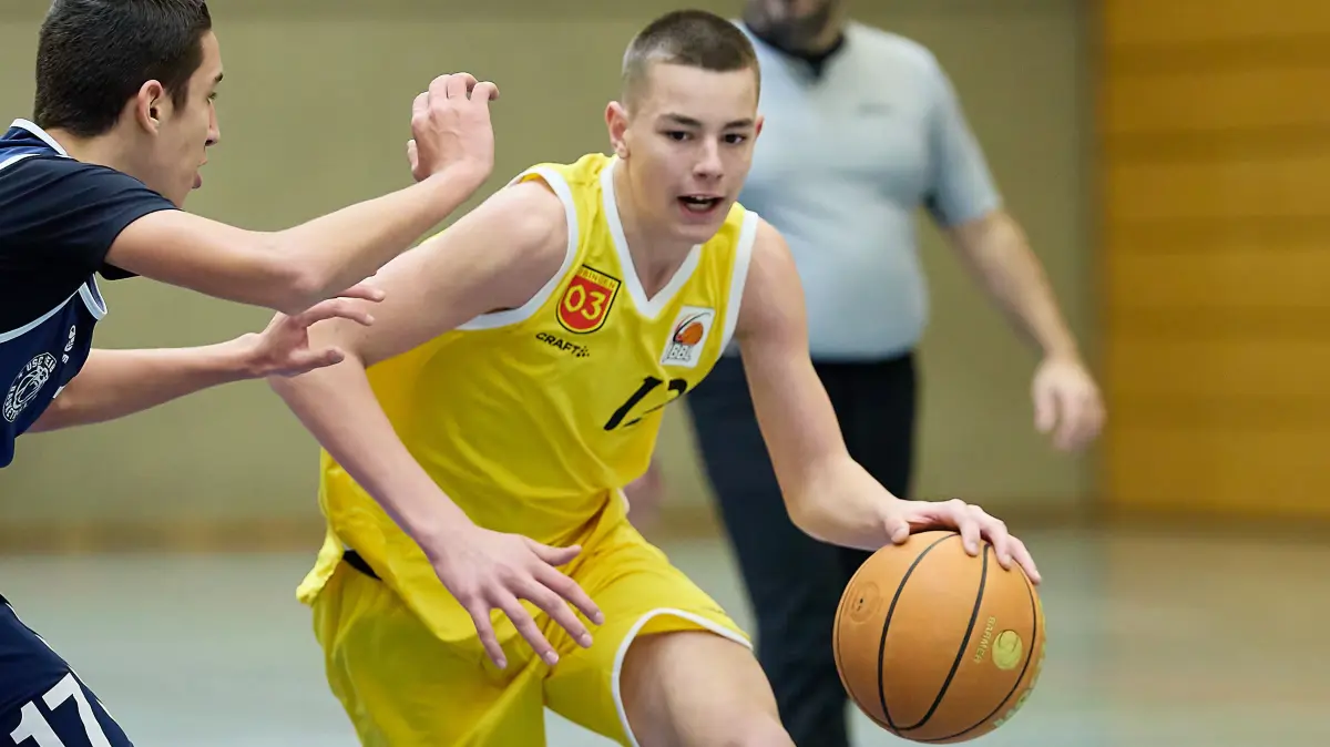 GER, Young Tigers Tuebingen vs. USC Freiburg, Basketball, U16 Regionalliga, 13. Spieltag, 24.01.2026 : Zweikampf, Duell zwischen Imran Begas (USC Freiburg, #17) und Timo Moebius (Young Tigers Tuebingen, #12)
GER, Young Tigers Tuebingen vs. USC Freiburg, Basketball, U16 Regionalliga, 13. Spieltag, 24.01.2026
Foto: Eibner-Pressefoto/Gerald Oelze-de Stoppany