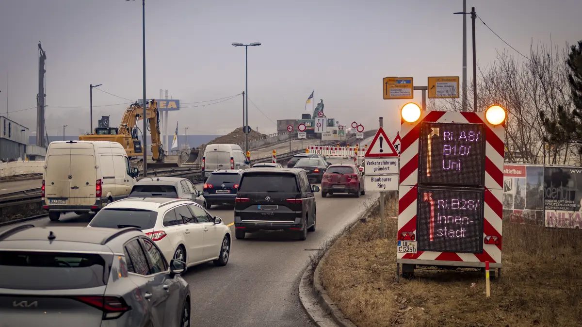Brücke über das Blaubeurer Tor seit Samstagnacht gesperrt, Verkehr wird umgeleitet über die neue Unterführung